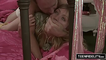 El Regalo De Cumpleaños De La Rubia Adolescente Ivy Wolfe: Un Creampie