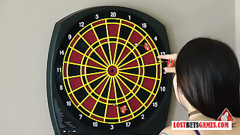 Mulheres Deslumbrantes Se Envolvem Em Um Jogo De Strip Darts, Com A Participante Perdedora Submetida A Brinquedos Sexuais.